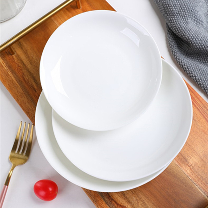 Porcelanski set tanjura, okrugli oblik, moderni minimalistički stil, pogodna za mikrovalnu, glazirana površina.