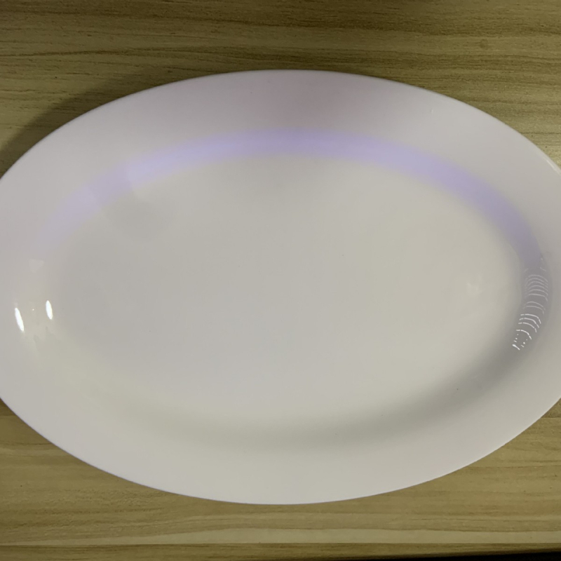 Porcelanski set tanjura, okrugli oblik, moderni minimalistički stil, pogodna za mikrovalnu, glazirana površina.