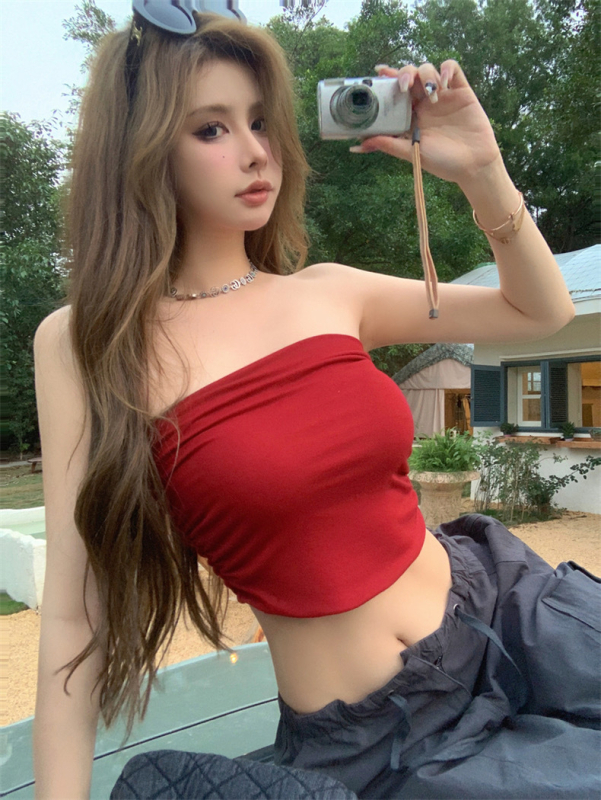 Νάιλον τοπ χωρίς τιράντες σε σωληνοειδή γραμμή, με πλήρεις και λεπτές διαμορφωμένες κάψες, κοντό μήκος, αναπνεύσιμο και άνετο