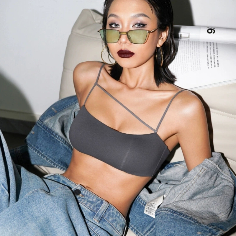 Tube-top бюстгъртър с тънки чашки, найлонова материя, фиксирани двойни презрамки, задно закопчаване с три реда куки, събиране и опора