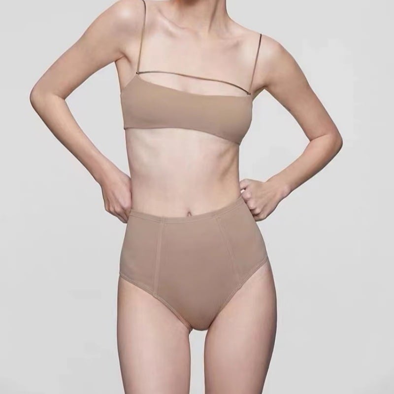 Tube-top бюстгъртър с тънки чашки, найлонова материя, фиксирани двойни презрамки, задно закопчаване с три реда куки, събиране и опора