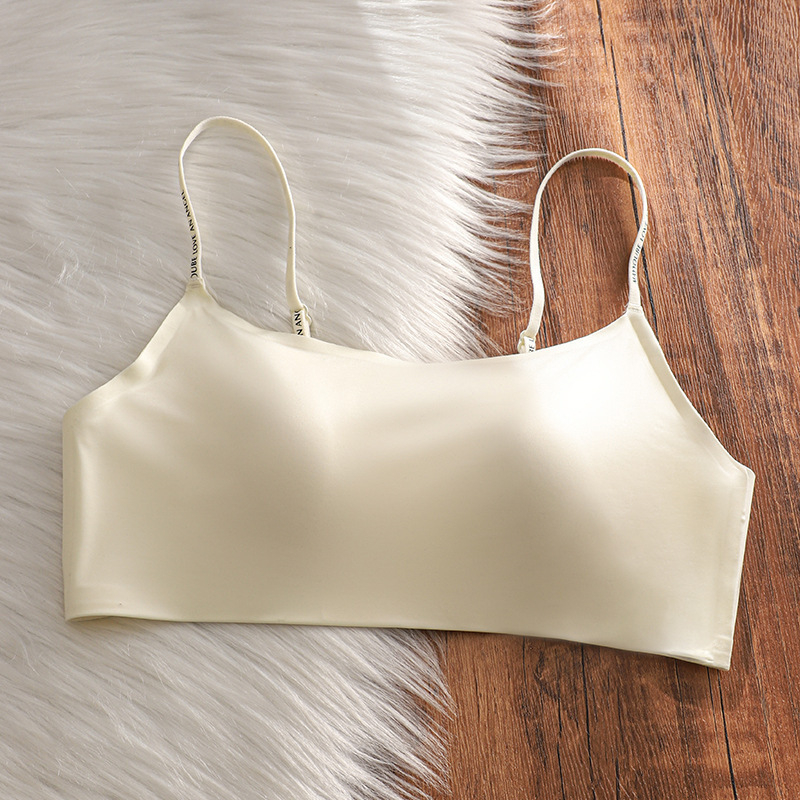 Bezšivni grudnjak s hladićim mliječnim saténom, košarica 3/4 s tankim oblikovanjem, fiksne naramenice, stražnje zatvaranje s 3 redovima kopči