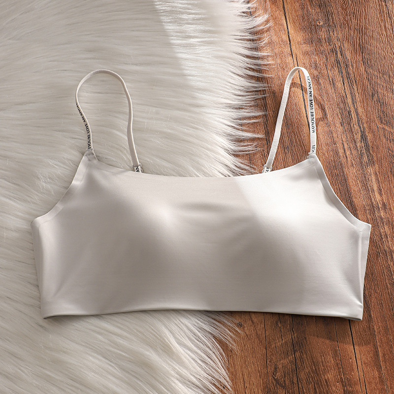 Bezšivni grudnjak s hladićim mliječnim saténom, košarica 3/4 s tankim oblikovanjem, fiksne naramenice, stražnje zatvaranje s 3 redovima kopči