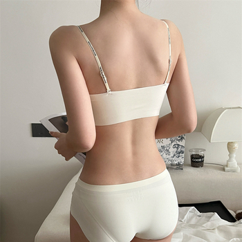 Be petnešėlių liemenėlė su priekinė užsegimo sagtimi, su storomis formuojamomis taurėmis, nuimamos dvigubos petnešėlės, nematomas