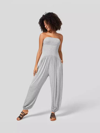 Γυναικείος αμάνικος ολόσωμος jumpsuit με ψηλή μέση, τσέπες και πιέτες