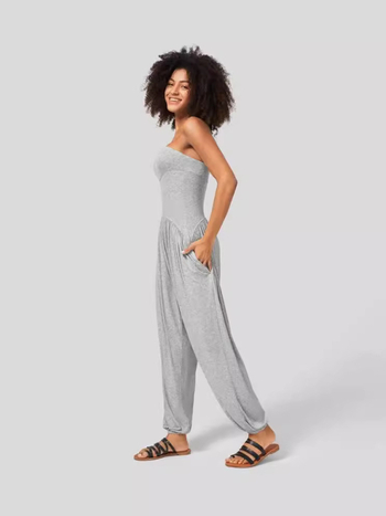 Γυναικείος αμάνικος ολόσωμος jumpsuit με ψηλή μέση, τσέπες και πιέτες