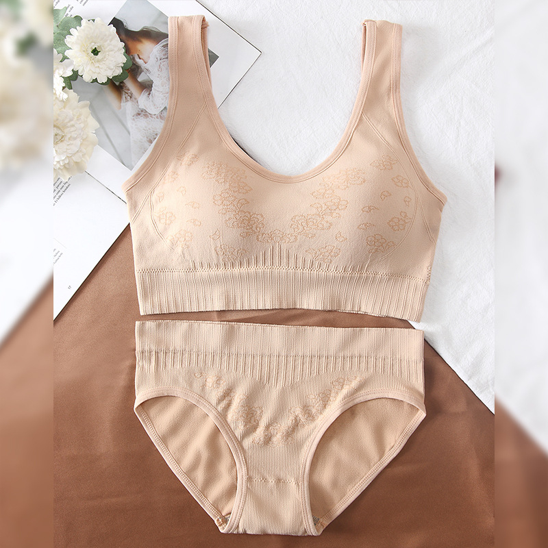 Pluszméretű vezeték nélküli melltartó U-alakú hátsóval, varrat nélküli, párnázott kosarakkal