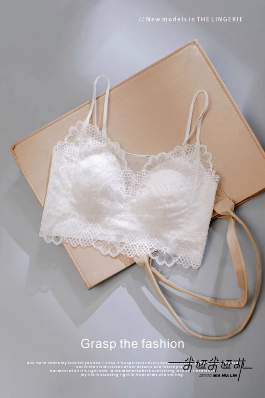 Ziedu mežģīņu triādas formas krūšturis, ultra plāni veidoti kausi, neilona audums, poliesteris pildījums, fiksēti kokvilnas plecu sargi