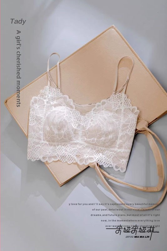 Ziedu mežģīņu triādas formas krūšturis, ultra plāni veidoti kausi, neilona audums, poliesteris pildījums, fiksēti kokvilnas plecu sargi