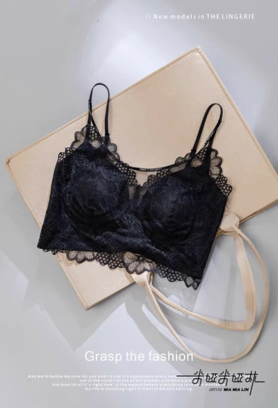 Ziedu mežģīņu triādas formas krūšturis, ultra plāni veidoti kausi, neilona audums, poliesteris pildījums, fiksēti kokvilnas plecu sargi