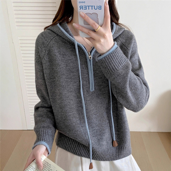 Koreai stílusú kapucnis fél-zip pulóver, lazán szabott, raglán ujjú, kötött kivitel, gyapjú‑keverék (juhgyapjú + poliészter + spandex)