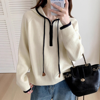 Koreai stílusú kapucnis fél-zip pulóver, lazán szabott, raglán ujjú, kötött kivitel, gyapjú‑keverék (juhgyapjú + poliészter + spandex)