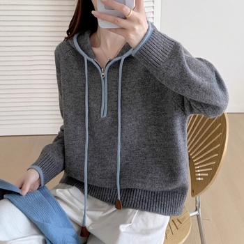 Koreai stílusú kapucnis fél-zip pulóver, lazán szabott, raglán ujjú, kötött kivitel, gyapjú‑keverék (juhgyapjú + poliészter + spandex)