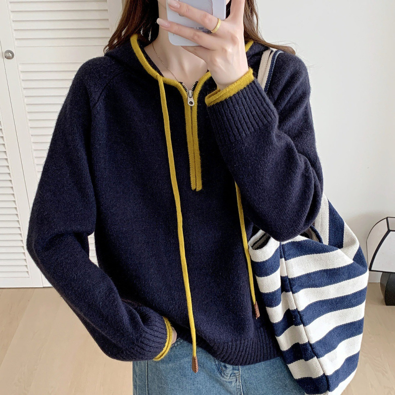 Koreai stílusú kapucnis fél-zip pulóver, lazán szabott, raglán ujjú, kötött kivitel, gyapjú‑keverék (juhgyapjú + poliészter + spandex)