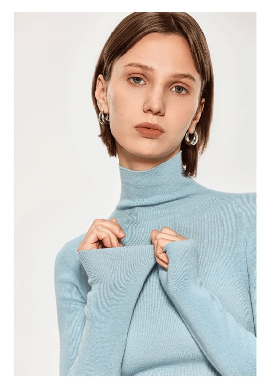 Дамски пуловер от кашмирено-вълнена смес, с висока яка, елегантно прилепнал силует, дълги ръкави, дължина 50–65 см