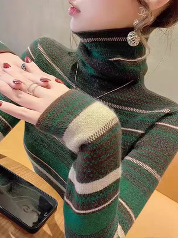 Pulover od ovčje vune, visokog ovratnika, uski kroj, dugi rukavi