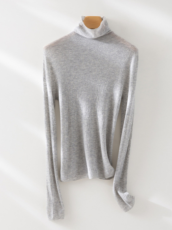 Pulover din cașmir fără cusături, guler înalt, croială slim, mâneci lungi, detalii patchwork; lungime normală 50–65 cm; cașmir 30–50%, mătase mulberry sub 30%; toamnă 2024