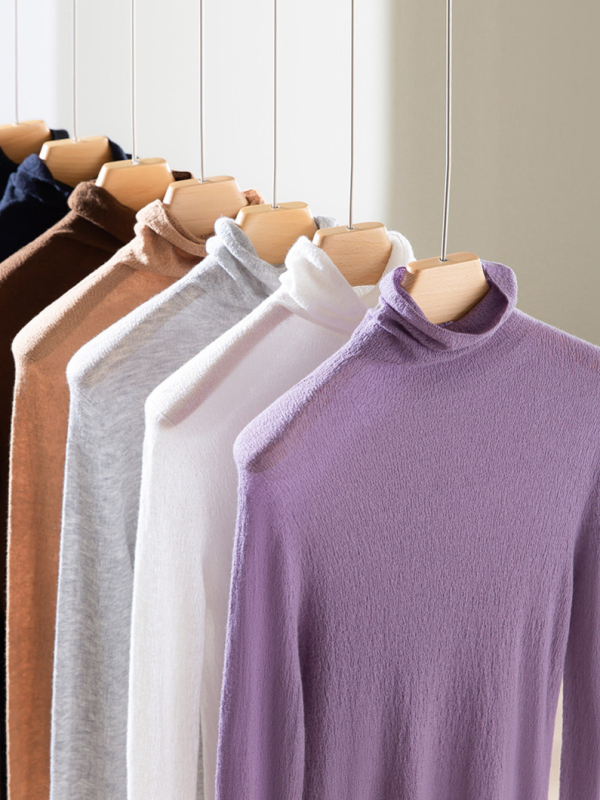 Pulover din cașmir fără cusături, guler înalt, croială slim, mâneci lungi, detalii patchwork; lungime normală 50–65 cm; cașmir 30–50%, mătase mulberry sub 30%; toamnă 2024