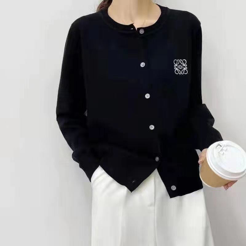 Gyapjú-kasmír keverék kardigán, kerek nyakú, hosszú ujjú, egysoros gombolás, szűk fazon, 2025 tavasza