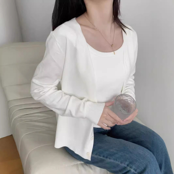 V-nyakú kötött kardigán, gombos, laza szabású, pamut-kasmír keverék, hosszú ujjú.