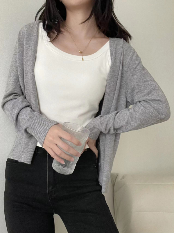 V-nyakú kötött kardigán, gombos, laza szabású, pamut-kasmír keverék, hosszú ujjú.