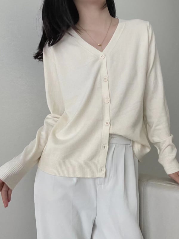 V-nyakú kötött kardigán, gombos, laza szabású, pamut-kasmír keverék, hosszú ujjú.