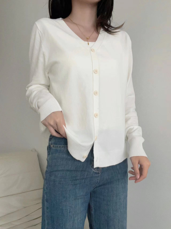 V-nyakú kötött kardigán, gombos, laza szabású, pamut-kasmír keverék, hosszú ujjú.