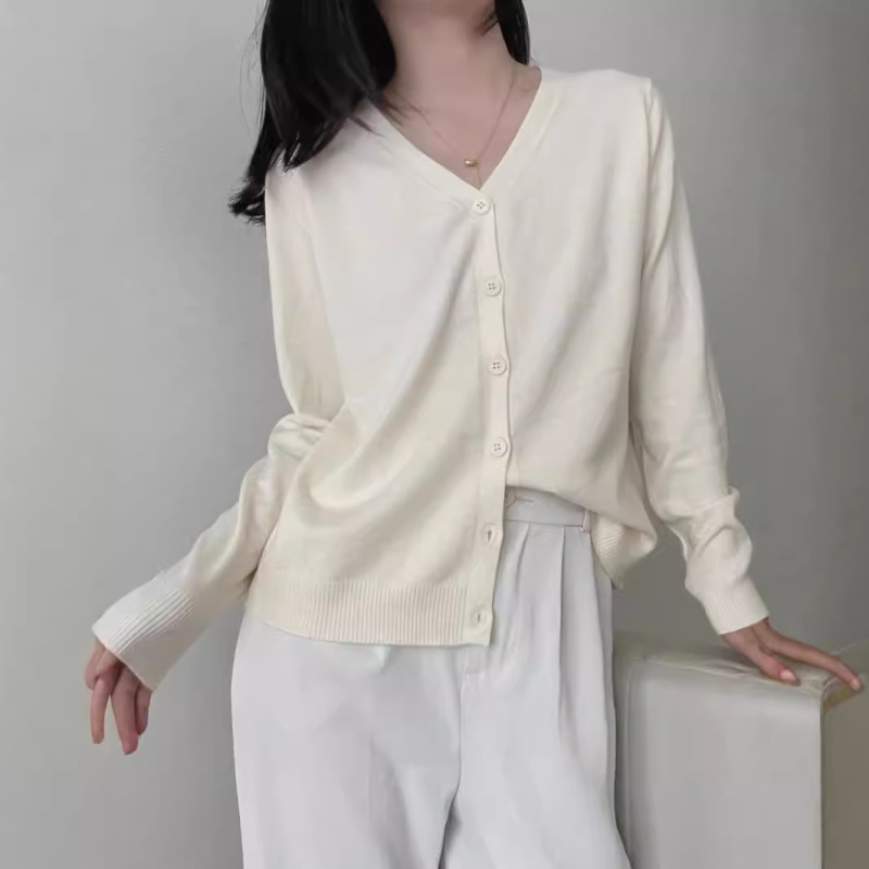 V-nyakú kötött kardigán, gombos, laza szabású, pamut-kasmír keverék, hosszú ujjú.