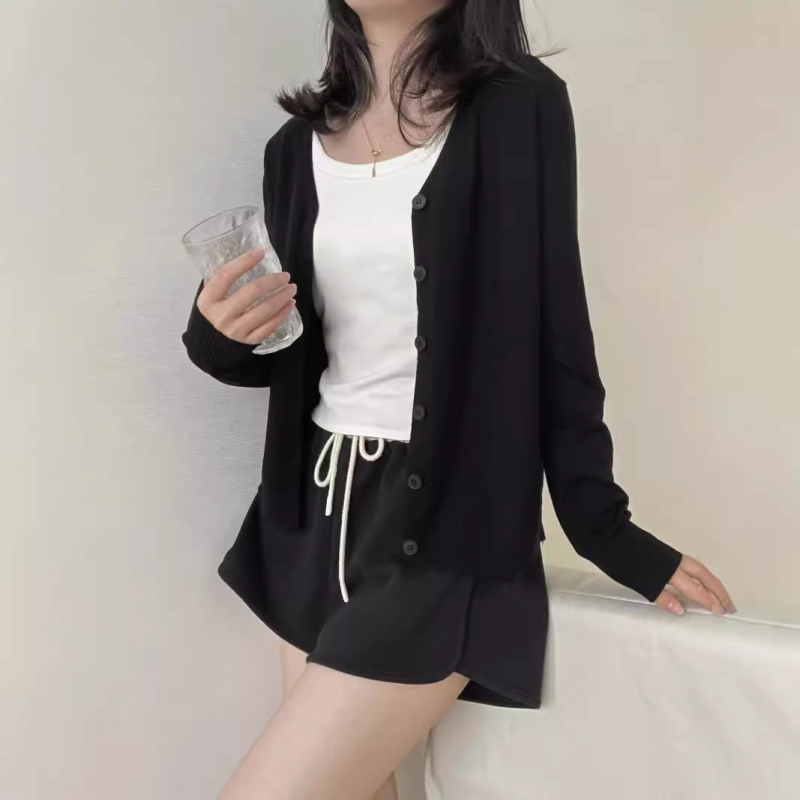 V-nyakú kötött kardigán, gombos, laza szabású, pamut-kasmír keverék, hosszú ujjú.