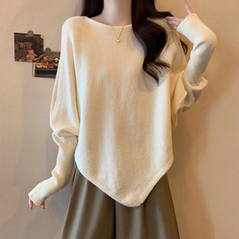 Juhgyapjúból készült pulóver szokatlan batwing ujjaival, vastag, laza szabás