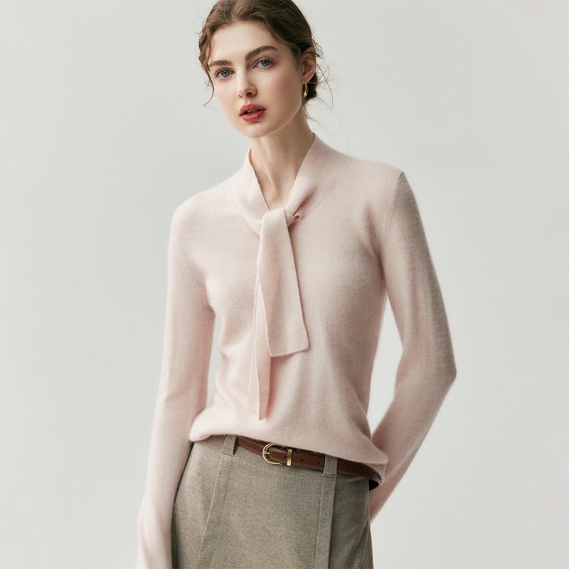 Pulover din cașmir amestec (30–50%), guler cu șal, mâneci lungi, croi lejer, model solid