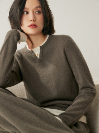 Pulover damă din cașmir cu glugă — croială lejeră, mâneci lungi, guler rotund, set fals cu două piese în nuanțe asortate, toamnă 2024