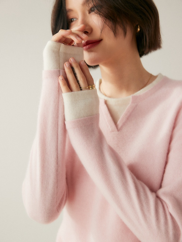 Pulover damă din cașmir cu glugă — croială lejeră, mâneci lungi, guler rotund, set fals cu două piese în nuanțe asortate, toamnă 2024