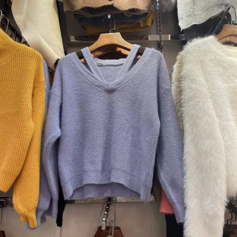 Pulover s otvorenim ramenima, ležernog kroja, dugi rukav, mješavina kašmira, akrila i poliestera, srednja debljina, duljina 50–65 cm