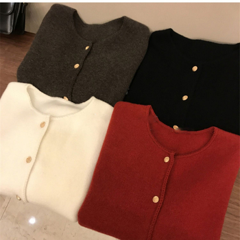 Cardigan din lână cu guler rotund, croială lejeră, mâneci lungi, lână groasă mercerizată, în față nasture unic.