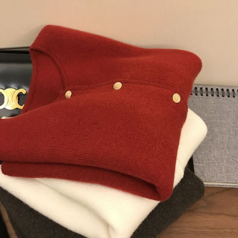 Cardigan din lână cu guler rotund, croială lejeră, mâneci lungi, lână groasă mercerizată, în față nasture unic.