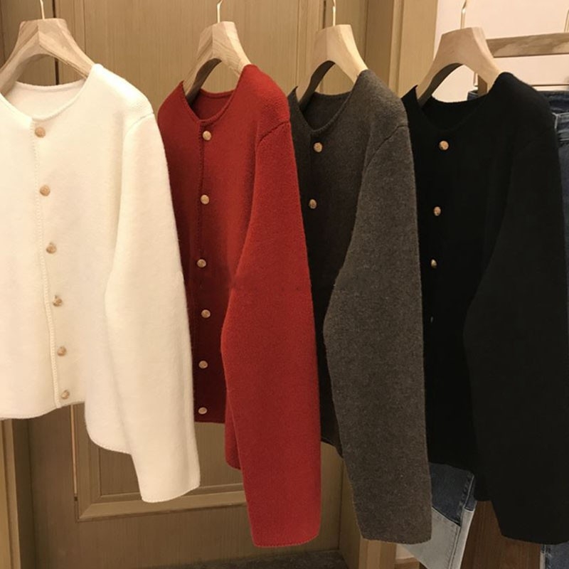 Cardigan din lână cu guler rotund, croială lejeră, mâneci lungi, lână groasă mercerizată, în față nasture unic.