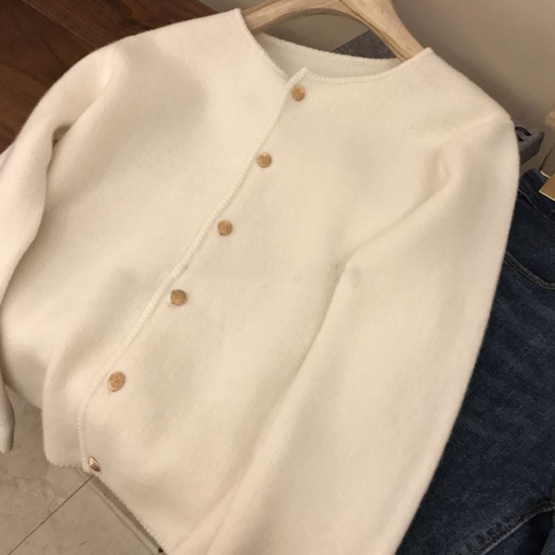 Cardigan din lână cu guler rotund, croială lejeră, mâneci lungi, lână groasă mercerizată, în față nasture unic.