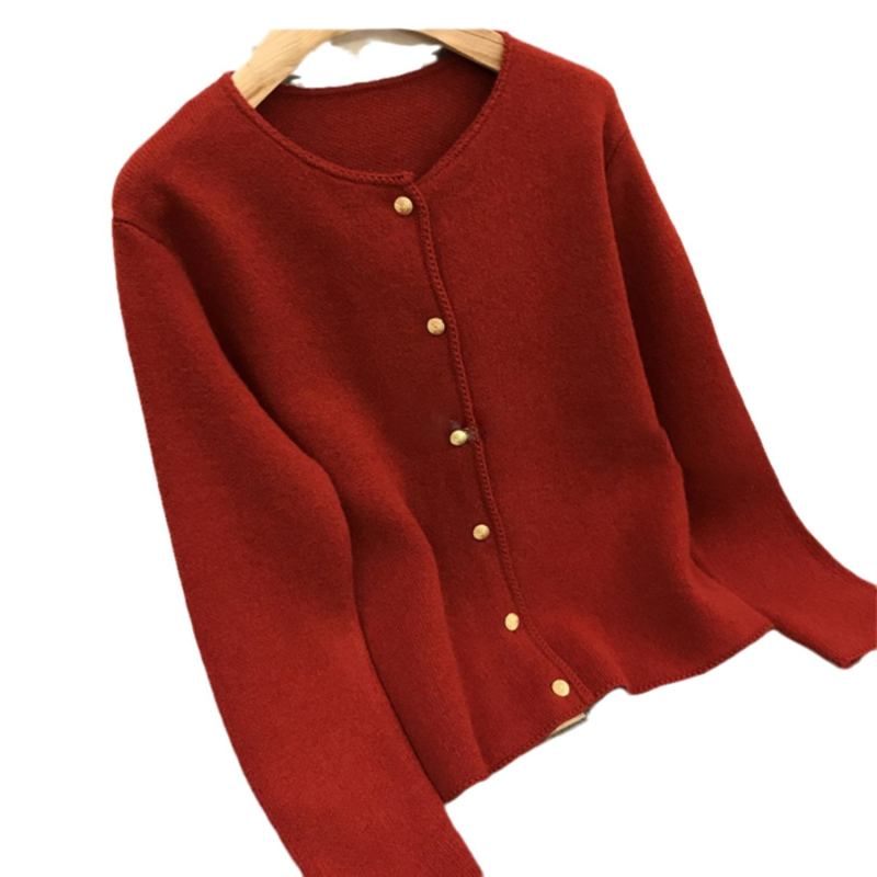 Cardigan din lână cu guler rotund, croială lejeră, mâneci lungi, lână groasă mercerizată, în față nasture unic.