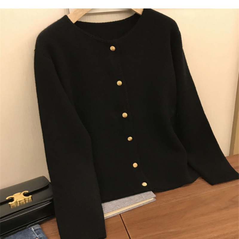 Cardigan din lână cu guler rotund, croială lejeră, mâneci lungi, lână groasă mercerizată, în față nasture unic.