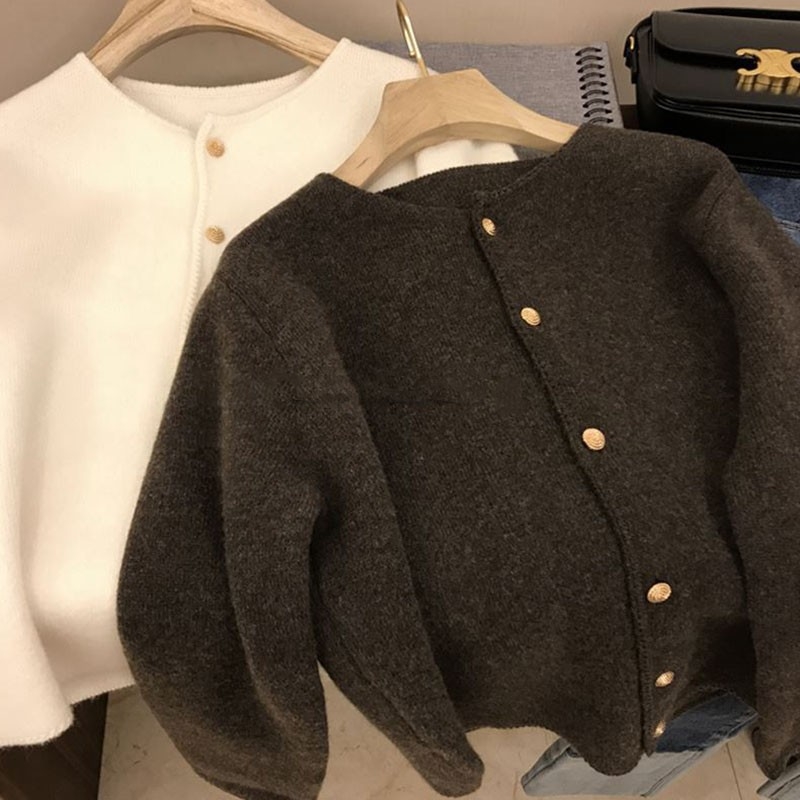 Cardigan din lână cu guler rotund, croială lejeră, mâneci lungi, lână groasă mercerizată, în față nasture unic.