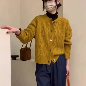 Cardigan din lână, tricot gros cu model cablu, croială lejeră, guler rotund, închidere cu un singur nasture, 95%+ lână