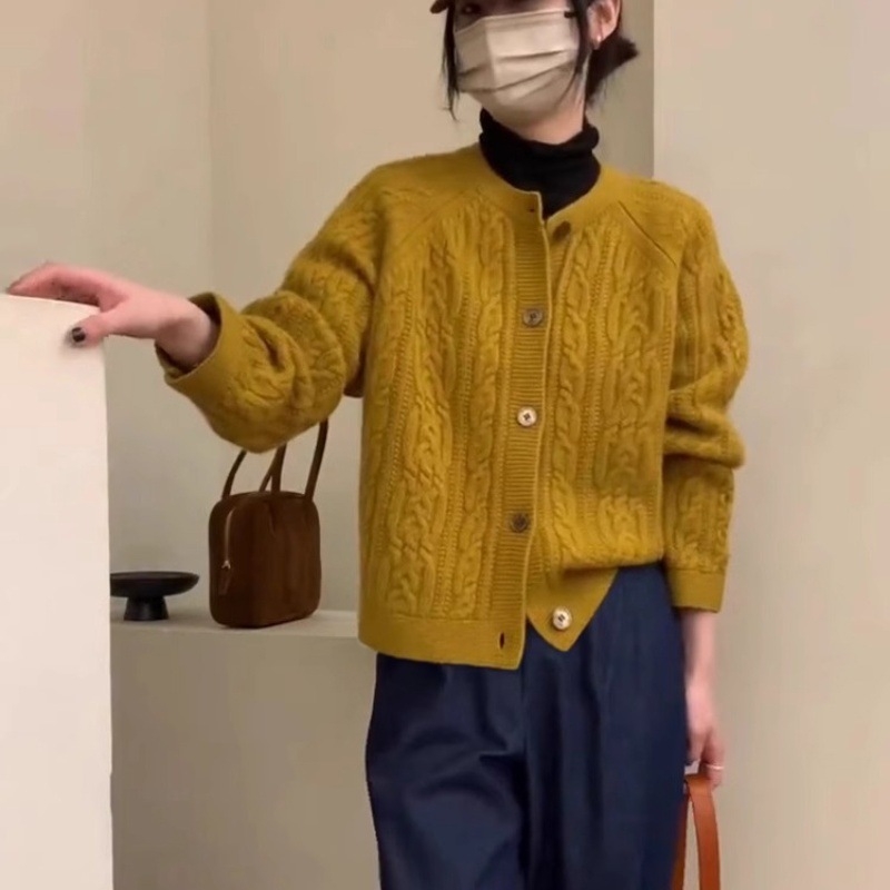 Cardigan din lână, tricot gros cu model cablu, croială lejeră, guler rotund, închidere cu un singur nasture, 95%+ lână