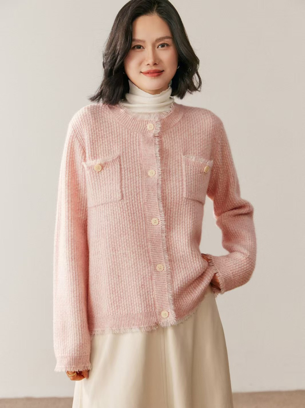 Kašmyrinis kardiganas, storas mezginys, su kišenėmis, laisvas siluetas, apvali kaklo linija.