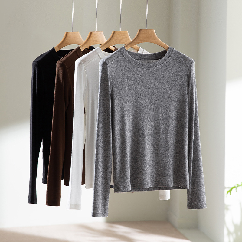 Pulover s okruglim izrezom, dugi rukavi, tanak Tencel-vuna smjesa, slobodan kroj, 70–80% Tencel, <30% vuna