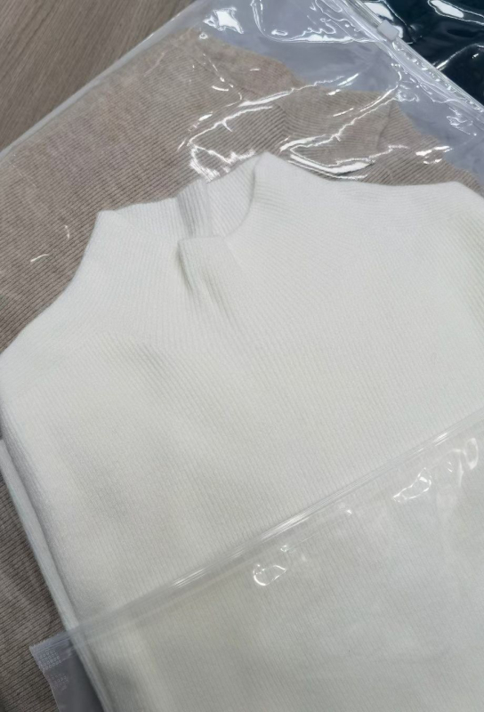 Bezšivni pleteni top od vune i elastana, polo ovratnik, dugi rukavi, uski kroj