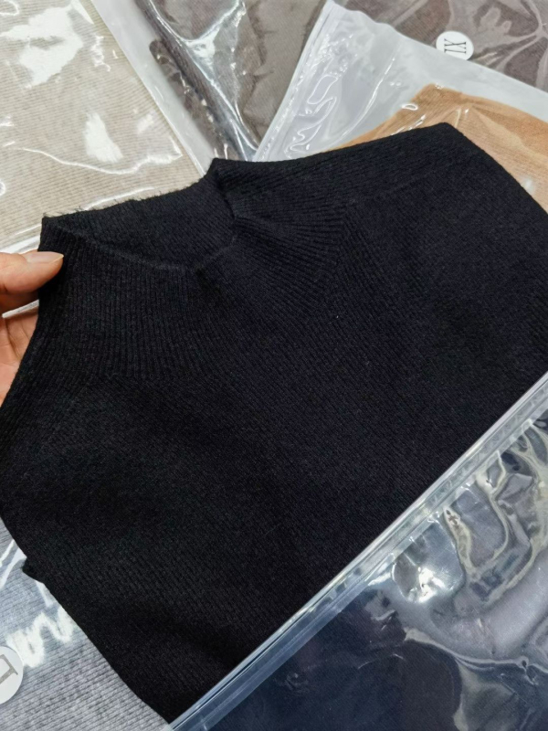 Bezšivni pleteni top od vune i elastana, polo ovratnik, dugi rukavi, uski kroj