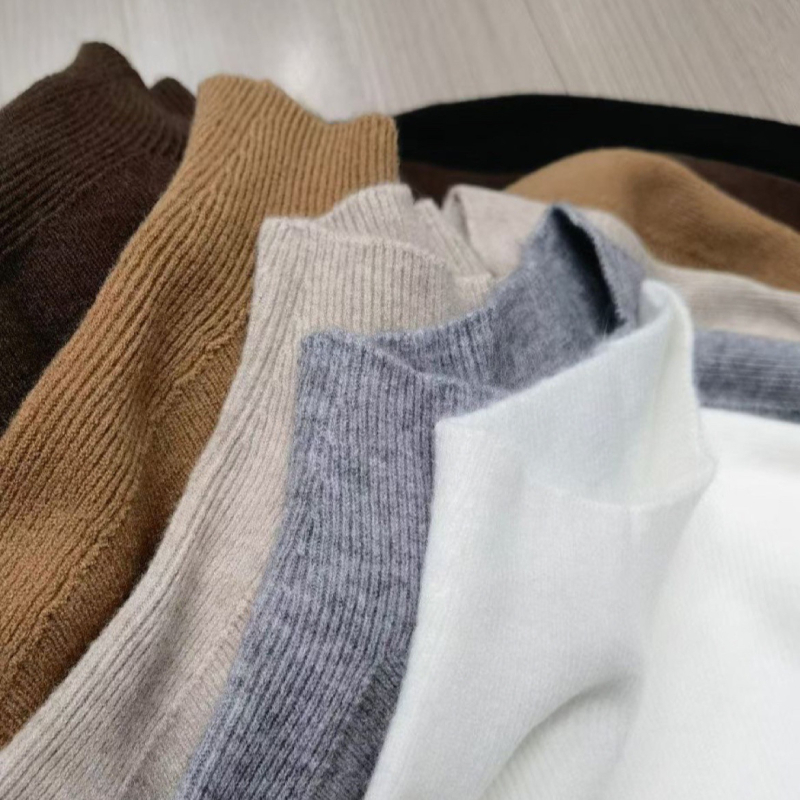 Bezšivni pleteni top od vune i elastana, polo ovratnik, dugi rukavi, uski kroj