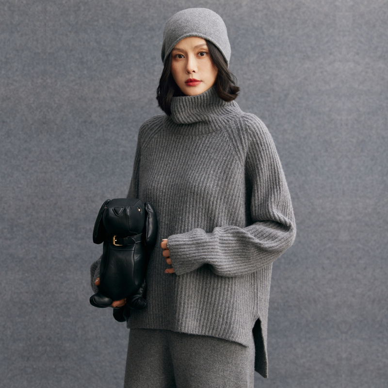 Moteriški kašmyro megztinis su gobtuvu ir aukštu kaklu, storas megztinis, laisvas siluetas, Žiema 2025