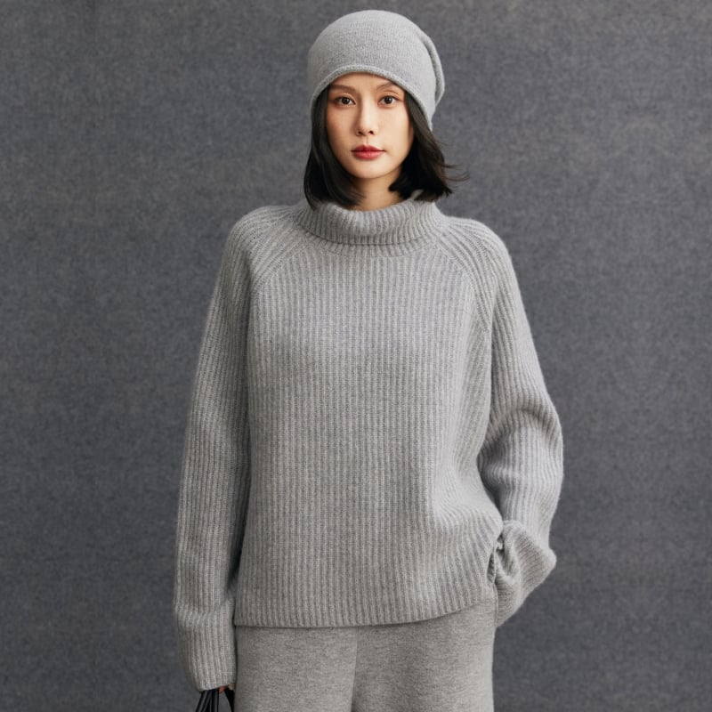 Moteriški kašmyro megztinis su gobtuvu ir aukštu kaklu, storas megztinis, laisvas siluetas, Žiema 2025